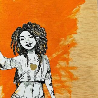 Pintura de mujer joven en fondo naranja vibrante, dibujo en papel adherido a madera, que simboliza la energía y autenticidad de la juventud. Arte moderno con collage sobre madera.
