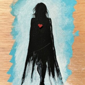 Pintura de silueta en sombras con un corazón rojo sobre fondo azul, simbolizando la vulnerabilidad humana y la persistencia del amor. Acrílicos sobre madera con detalles en pegatina.