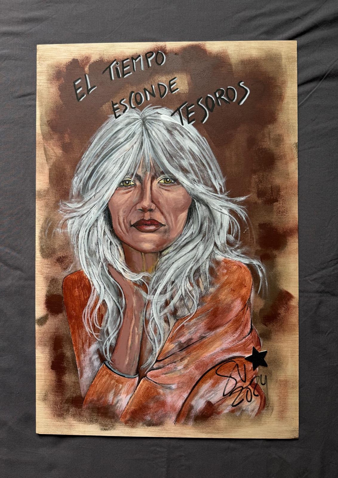 Retrato de mujer con cabello plateado y mirada serena, destacando la sabiduría y belleza de la madurez. Pintura con la frase 'El tiempo esconde tesoros' que simboliza las experiencias y memorias invaluables adquiridas con los años.