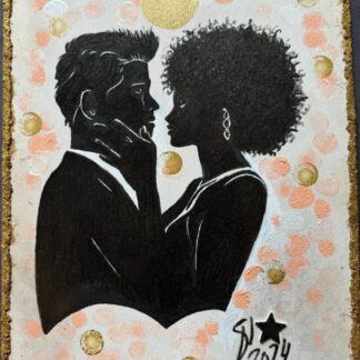 Silueta de pareja en un momento íntimo, rodeada de brillos dorados y colores suaves, simbolizando la conexión y magia del amor. Pintura con detalles de brillos sobre lienzo