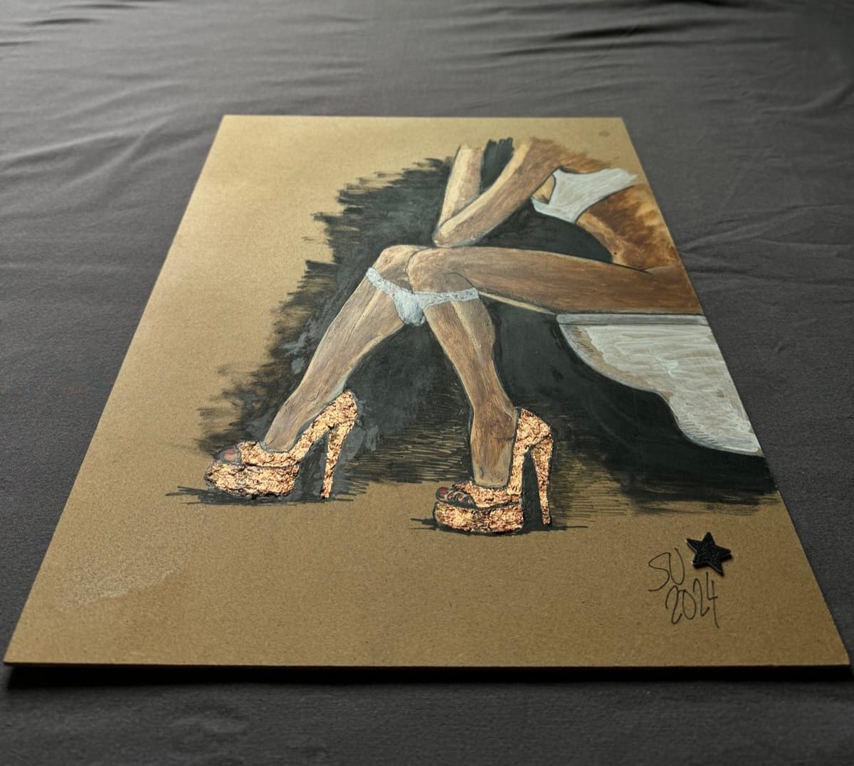 Pintura de mujer sentada en un momento íntimo, con lencería blanca y tacones dorados, sobre fondo negro. Arte moderno que refleja la introspección y la feminidad
