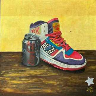 Pintura de una zapatilla colorida y una lata de Coca-Cola sobre una mesa, simbolizando la energía y nostalgia de los placeres simples. Acrílico sobre lienzo de 40x40 cm