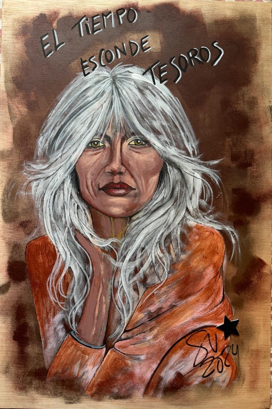 Retrato de mujer con cabello plateado y mirada serena, destacando la sabiduría y belleza de la madurez. Pintura con la frase 'El tiempo esconde tesoros' que simboliza las experiencias y memorias invaluables adquiridas con los años.